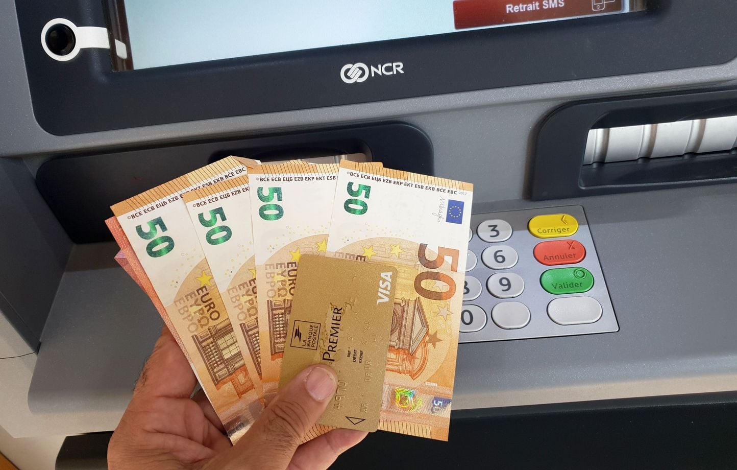 Los cajeros automáticos son menos numerosos, pero el acceso al efectivo sigue asegurado Los cajeros automáticos son menos numerosos, pero el acceso al efectivo sigue asegurado